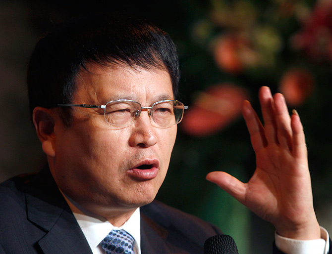 Yangzijiang Executive Chairman Ren Yuanlin speaks during an investors conference.