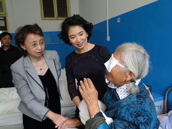 Nellie Fong (centre) talks to an eye patient.