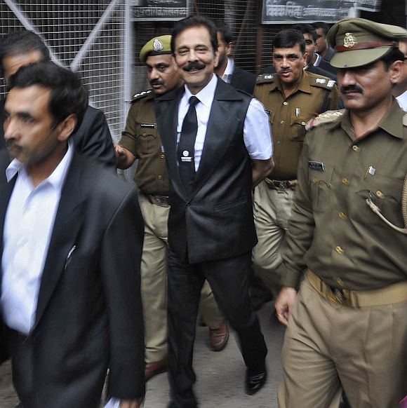 Sahara group chairman Subrata Roy (C) is escorted by police to a court in Lucknow.