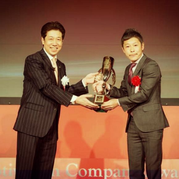 Yusaku Maezawa receives an award.