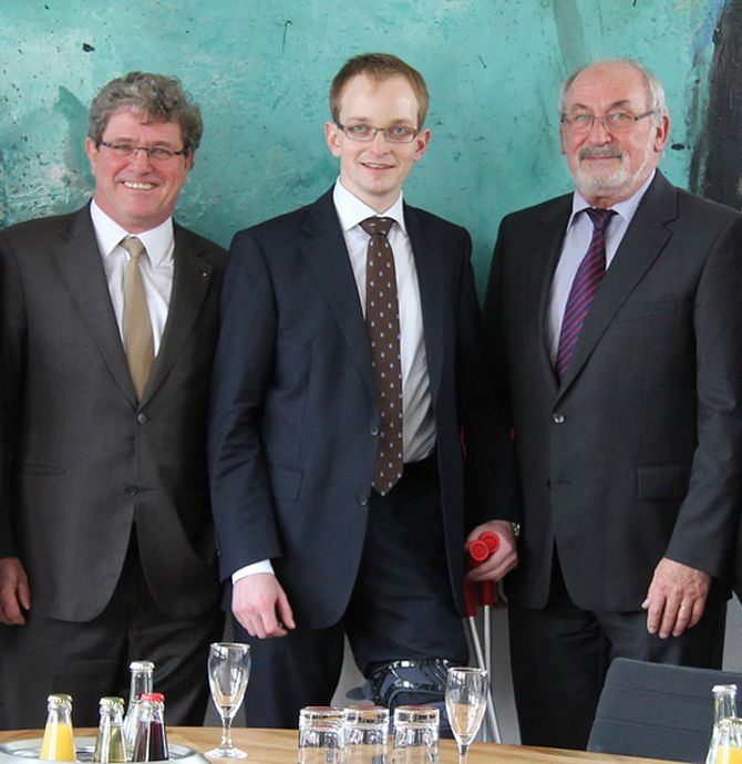 Anton Kathrein, Jr (c) donates 15,000 euros to Rosenheim University of Applied Sciences.