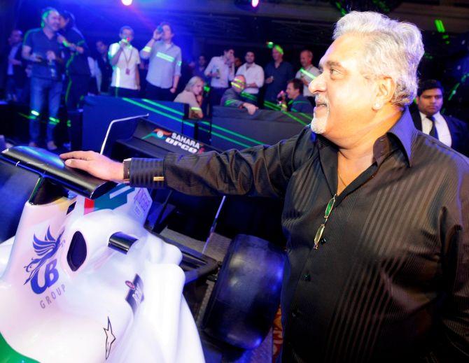 Vijay Mallya (C) at the F1 Rocks India Afterparty.