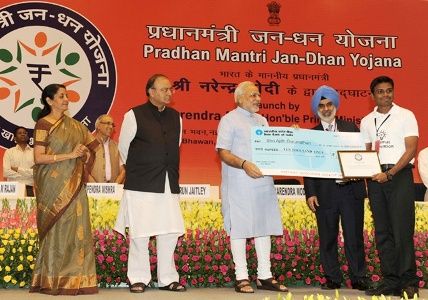 Prime Minister Narendra Modi presenting the award to Ajith Gurunathan for suggesting the name ‘Pradhan Mantri Jan Dhan Yojana. 