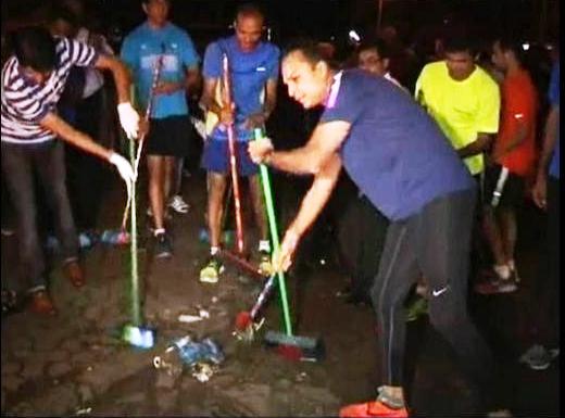 Anil Ambani was accompanied by his friends as he joined Narendra Modi's cleanliness drive
