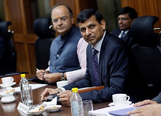 Reserve Bank of India (RBI) Governor Raghuram Rajan and India's Finance Minister Arun Jaitley (L) attend the board of directors meeting of the RBI, in New Delhi August 10, 2014. 