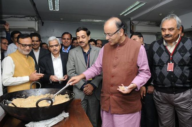 Finance Minister Arun Jaitley with the budget-eve halwa. Photograph: PIB on Twitter.