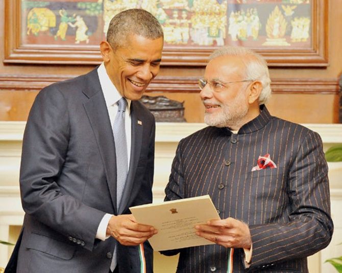 Prime Minister Narendra Modi presenting a reproduction of telegram sent by USA to the Indian Constituent Assembly in 1946, to the US President Barack Obama, in New Delhi