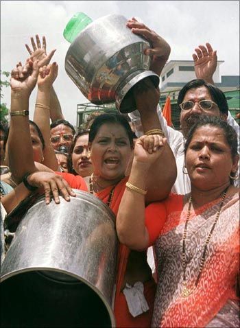 Women fight for water in Mumbai