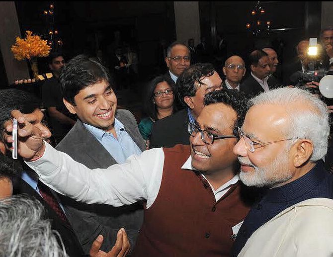 Vijay Shekhar Sharma clicks a selfie with Prime Minister Narendra Modi. Photograph: Kind courtesy, Vijay Shekhar Sharma/Facebook