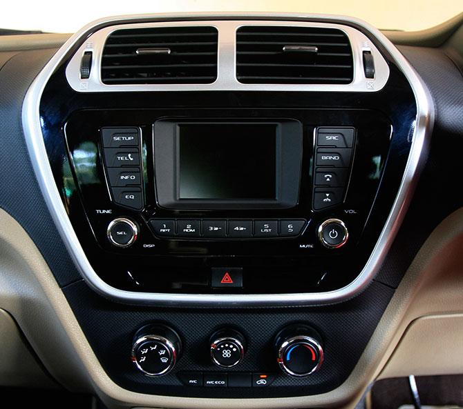 The hexagonal Infotainment Console