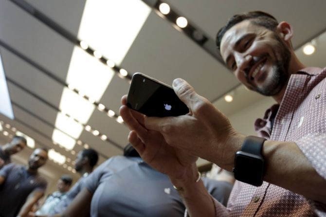A man holds an iPhone 6s Plus as the Apple iPhone 6s and 6s Plus go on sale at an Apple Store in Los Angeles, California