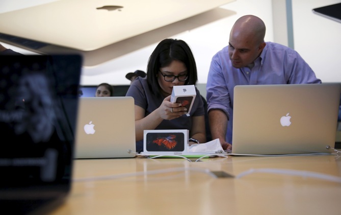 A customer is helped by an Apple employee