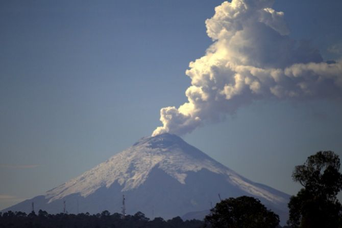 <div s highest active volcanoes in Ecuador is seen from Quito, October 26, 2015. Photograph: Guillermo Granja/Reuters</div>