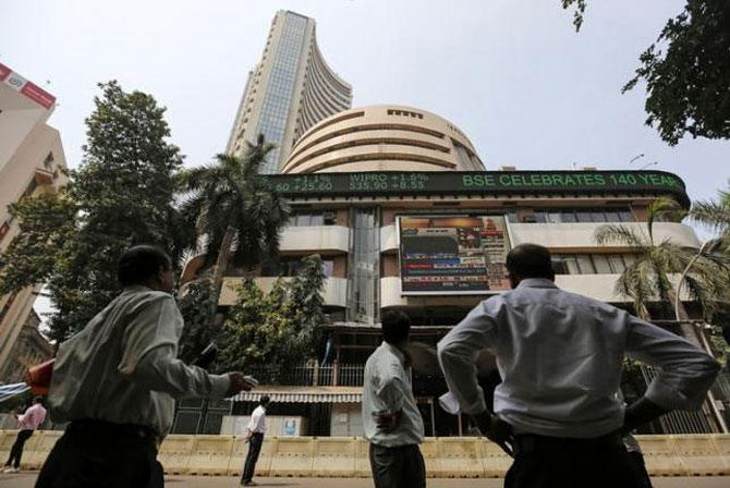 Sensex Falls 581 pts as RBI Holds Rates Amid Inflation