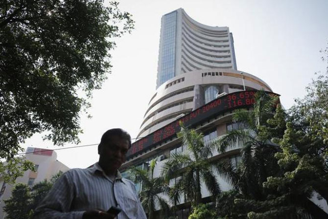 Indian Markets Decline Ahead of US Fed Rate Decision