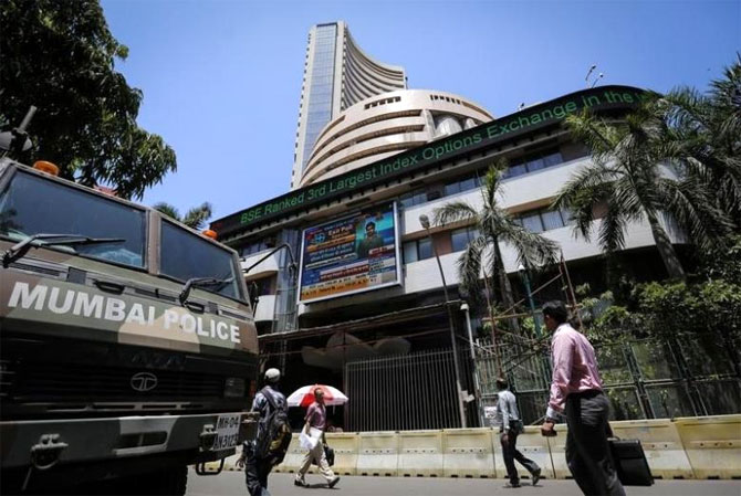 RBI Holds Rates Steady, Markets Tumble - Bank Stocks Drag