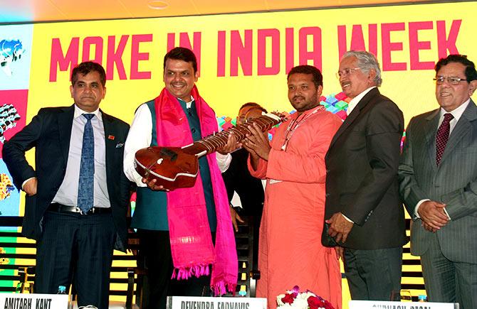 Maharashtra Chief MiniSter Devendra Fadnavis receives a memento as DIPP Secretary Amitabh Kant, state Industries Minister Subhash Desai and state Chief Secretary Swadheen Kshatriya take in the moment.