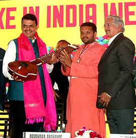 Maharashtra Chief Minister Devendra Fadnavis receives a memento as DIPP Secretary Amitabh Kant, state Industries Minister Subhash Desai and state Chief Secretary Swadheen Kshatriya take in the moment.