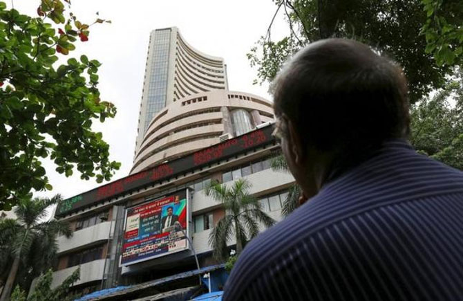 Sensex Drops on Muted Earnings, Budget Caution