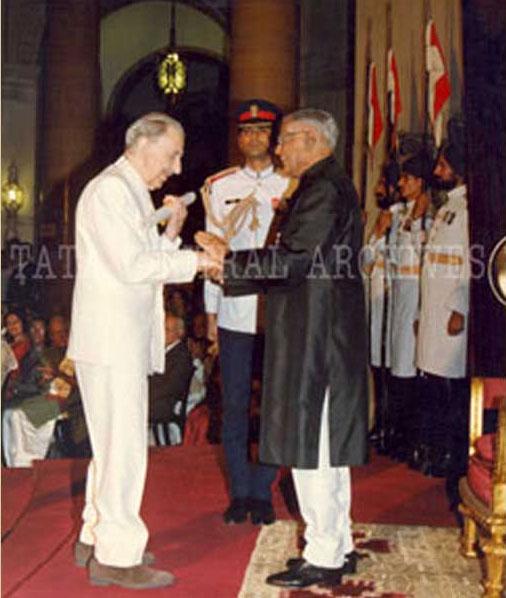 Then President Ramaswamy Venkataraman presents the Bharat Ratna to J R D Tata