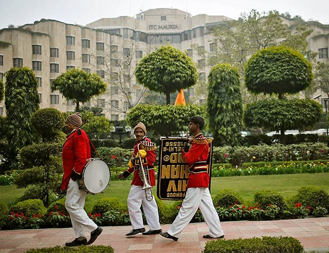 Members of a wedding band in front of the ITC Maurya, New Delhi, where both US President Barack Obama and Presdient Bill Clinton, stayed among many other heads of state, January 24, 2015. Photo: Anindito Mukherjee/Reuters
