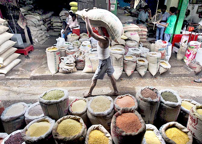 A labourer carries a sack filled with pulses at a wholesale pulses market in Kolkata, India, July 31, 2015. Photo: Rupak De Chowdhuri/Reuters 