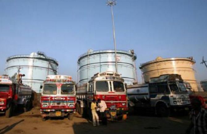Sri Lanka scraps 2nd deal, to re-take IOC's oil tanks