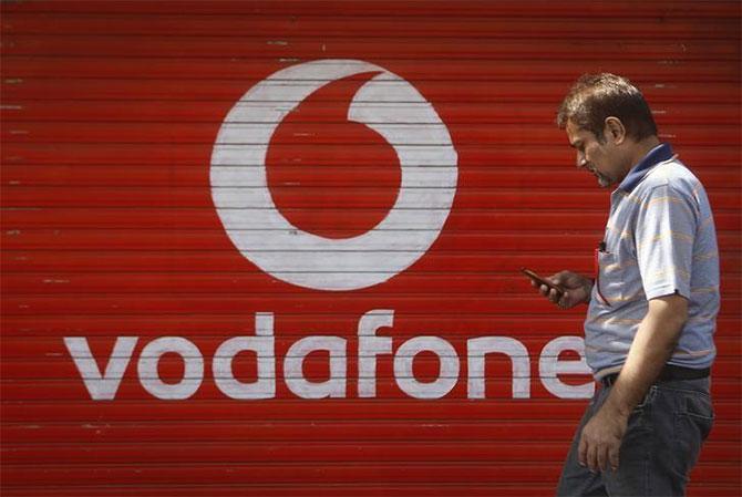 SC rejects Vodafone's offer to pay Rs 2500 cr by today