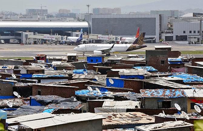 A Vistara Airbus A320 passenger aircraft taxis on the tarmac after landing at Chhatrapati Shivaji International airport in Mumbai, India, June 17, 2016. Photo: Shailesh Andrade/Reuters