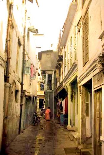 A street view of the old town in Ahmedabad. Photograph: Kind Courtesy Eric Pöhlsen/Wikimedia Commons. 