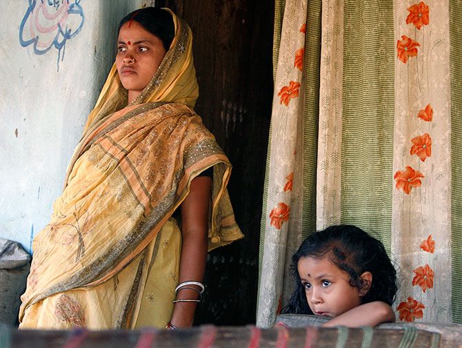A pregnant woman stands with her daughter as she listens to a nurse from a health centre at her residence in Sindri village, about 300 km (186 miles) north of the eastern Indian city of Kolkata November 11, 2008. Photo: Parth Sanyal/Reuters