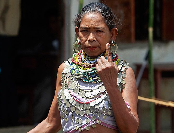 An Indian tribal woman shows her ink-marked finger after casting her vote at a polling station at Dhalai district in the northeastern Indian state of Tripura April 12, 2014. Photo: Jayanta Dey/Reuters