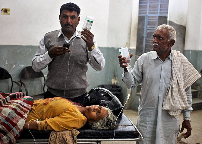 A woman, who according to local media was wounded in a shelling attack at the international border with Pakistan, is pictured inside a government hospital in Jammu, November 1, 2016. Photo: Mukesh Gupta/Reuters