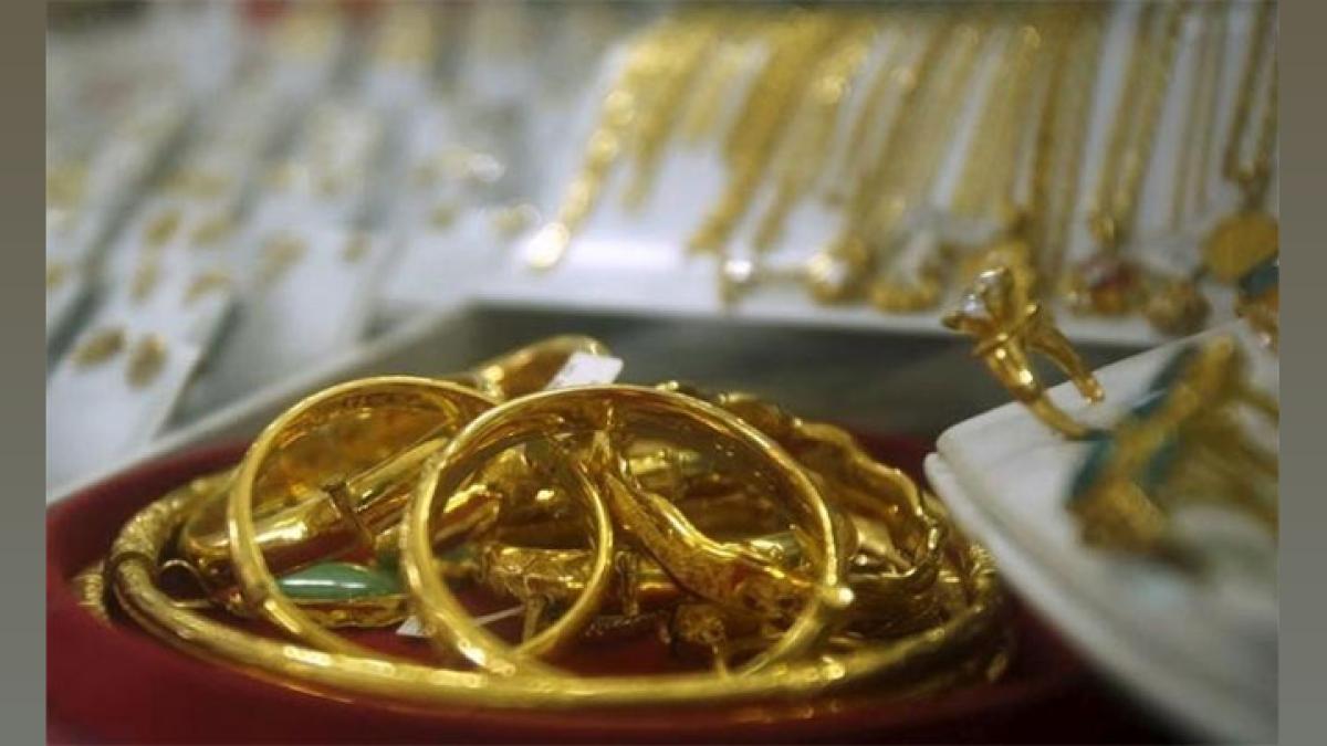 Gold Futures Decline on MCX: Weak Demand, Profit Booking
