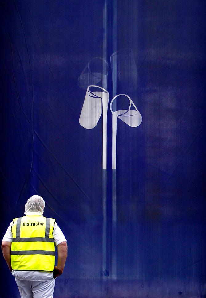 A worker enters the Cadbury factory in Bournville, central England, January 19, 2010.  Kraft Foods sealed a friendly deal to buy British candy maker Cadbury  for about $19.6 billion (11.9 billion pounds) after frantic last-minute talks broke an impasse over price. Photo: Darren Staples/Reuters