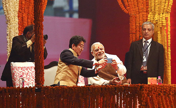 Japan's Prime Minister Shinzo Abe (L) and his Indian counterpart Narendra Modi take a selfie as they attend a ritual known as "Aarti" during evening prayers on the banks of the river Ganges at Varanasi, India, December 12, 2015. Photo: Danish Siddiqui/Reuters