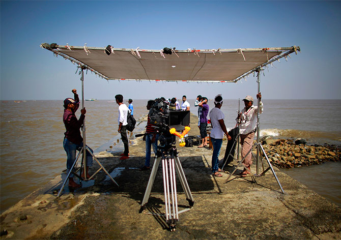 A film camera is garlanded with flowers after a prayer ceremony before the start of the shoot for Bollywood film Black Home on the outskirts of Mumbai April 26, 2013. Photo: Danish Siddiqui/Reuters