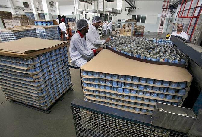 Employees pack tins of sweetened condensed milk inside Nestle's factory in Moga district in the northern state of Punjab, India, June 16, 2015. Photo: Munish Sharma/Reuters