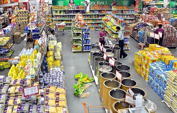 Customers shop at a food superstore in the western Indian city of Ahmedabad February 4, 2010. Photo: Amit Dave/Reuters