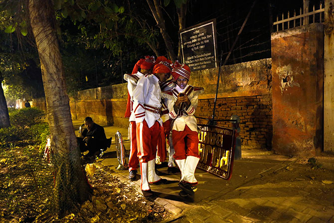 Members of a brass band watch a movie on a mobile phone as they wait to perform at a wedding procession in New Delhi December 1, 2012. Photo: Mansi Thapliyal/Reuters