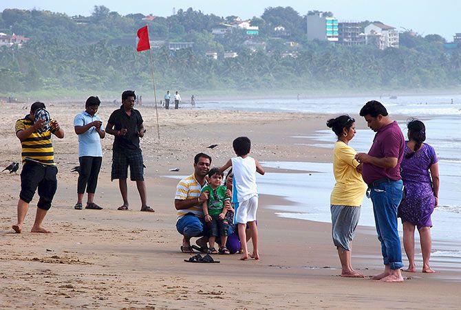 Tourists visit Miramar beach along the Arabian Sea in Goa's capital Panaji, August 29, 2013. Photo: Stringer/Reuters
