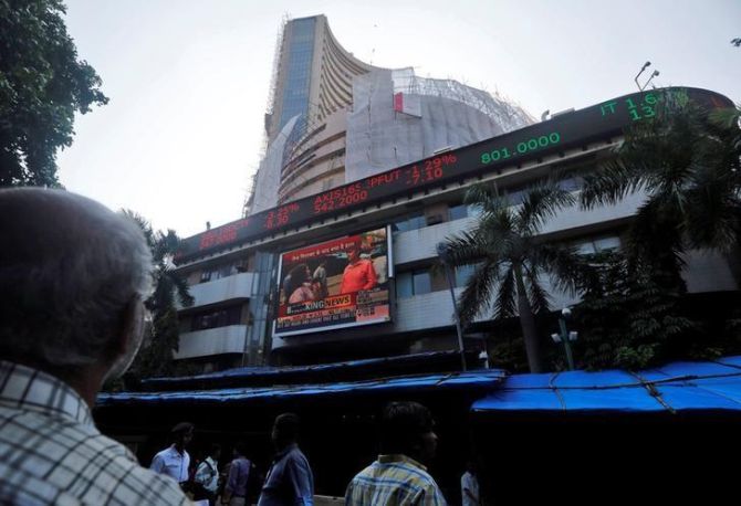 Stock Markets Fall for 3rd Day: HDFC Bank Drags Sensex, Nifty Down