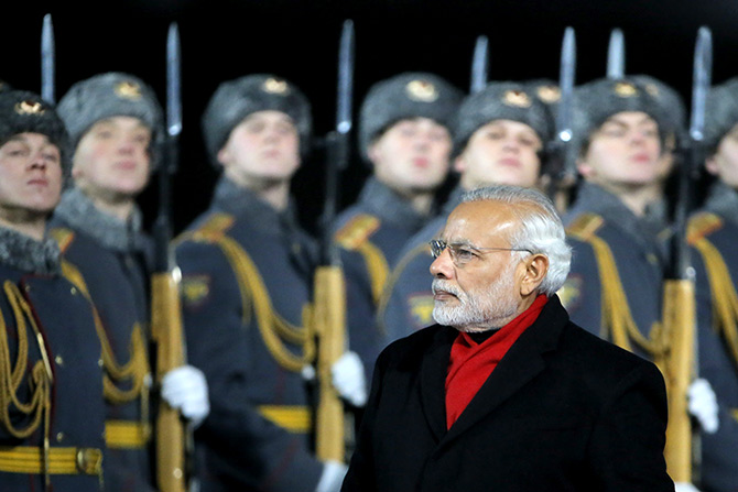 India's Prime Minister Narendra Modi inspects the honour guard during a welcoming ceremony upon his arrival at Moscow's Vnukovo Airport, Russia, December 23, 2015. Photo: Maxim Shemetov/Reuters