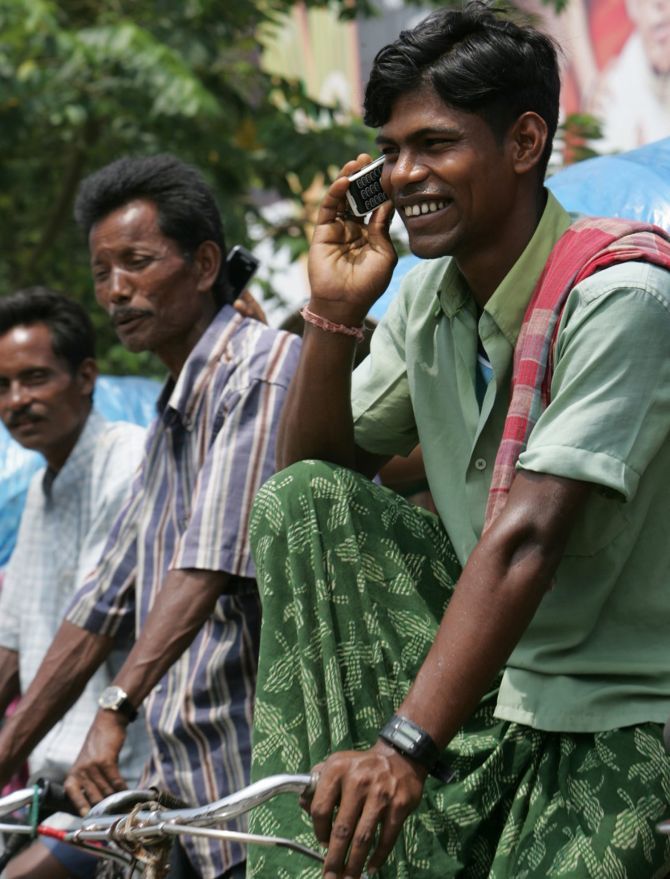 A rickshaw puller speaks on a mobile phone in the northeastern Indian city of Siliguri August 24, 2007. Nokia, the world's top cellphone maker said on Thursday India overtook the United States in the second quarter to become its second-biggest market by sales after China. Photo: Rupak De Chowdhuri/Reuters