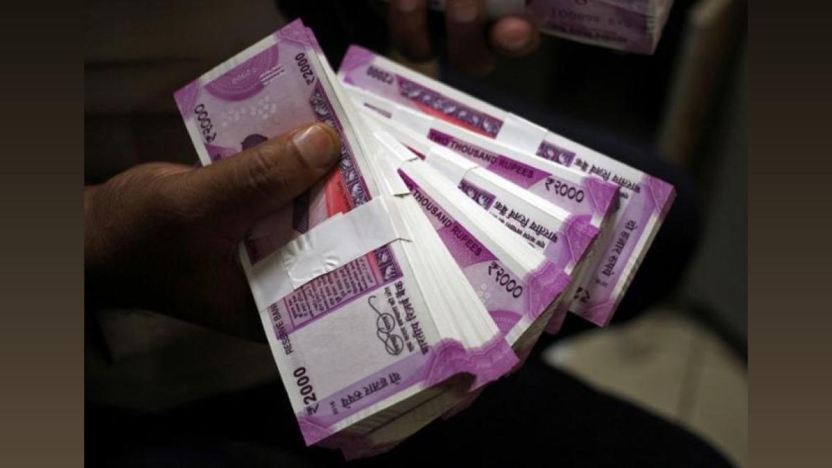 Rupee Falls 1 Paisa to 83.52 vs US Dollar