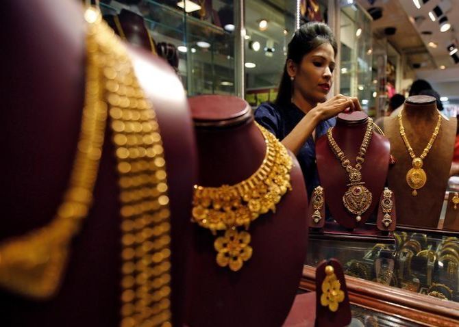 Gold Futures Slip on Low Demand - PTI
