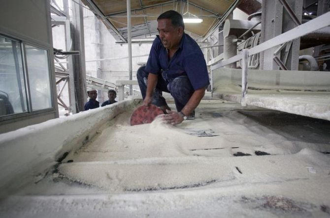 Govt Allows Sugar Mills to Use B-Heavy Molasses for Ethanol