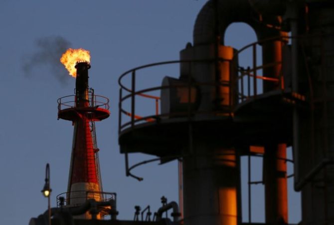Crude Oil Futures Decline on Low Demand - PTI
