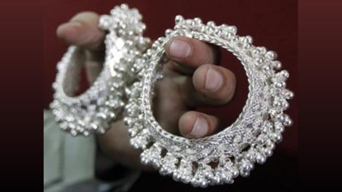 Silver Futures Drop to Rs 90,785/kg - MCX