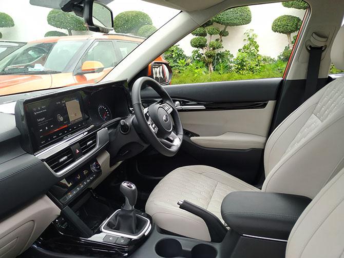 The Kia Seltos drivers cockpit